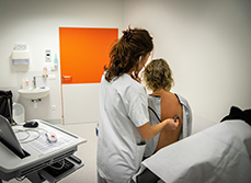 Une femme médecin ausculte une patiente - MACSF