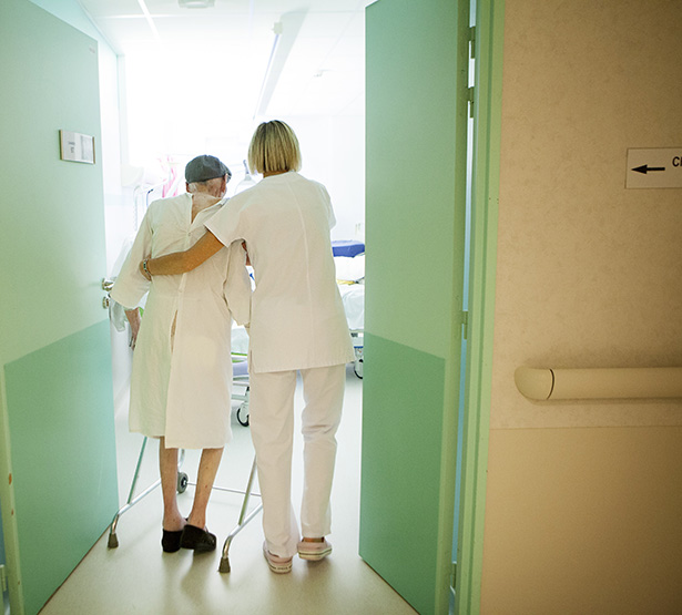 Une infirmière raccompagne un patient dans sa chambre - MACSF
