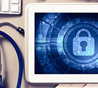 Une tablette affichant un cadenas sur le bureau d'un médecin - MACSF
