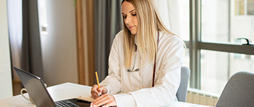 Une femme médecin travaille sur son ordinateur - MACSF