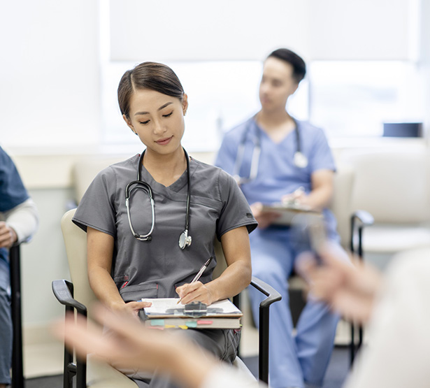 Une étudiante en médecine prend des notes pendant une formation  - MACSF