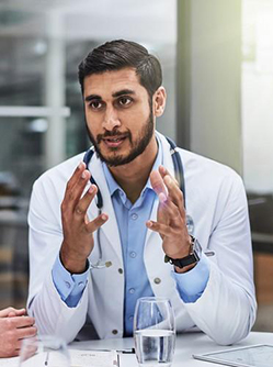 Equipe médicale qui discute