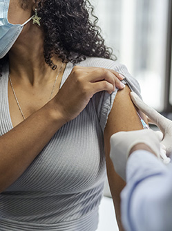 Un professionnel de santé vaccine une jeune femme - MACSF