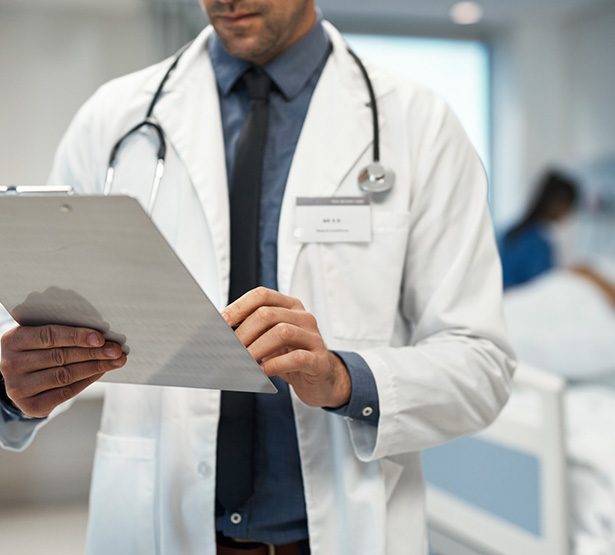 Le médecin prend connaissance de la lettre de liaison dans la chambre du malade - MACSF