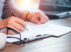 Mains d'un homme en train d'écrire - MACSF