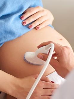 Gros plan sur le ventre d'une patiente enceinte pendant une échographie - MACSF