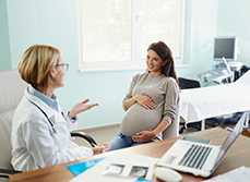 Un médecin discute avec une patiente enceinte - MACSF