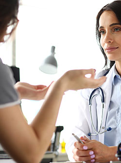 Une femme médecin écoute sa patiente - MACSF