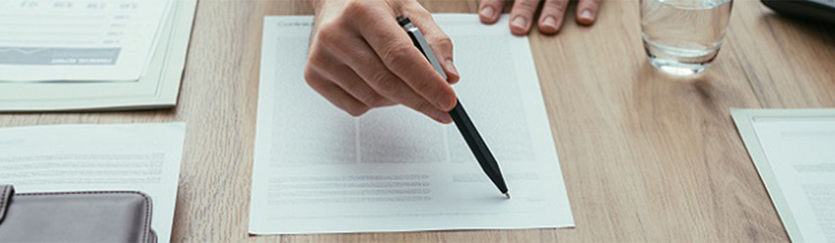 Un assureur propose la signature d'un contrat - MACSF