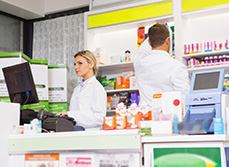 Une pharmacienne en caisse - MACSF