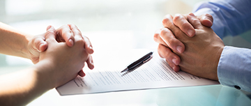 Un contrat et un stylo entre deux personnes - MACSF