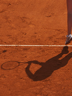 L'ombre d'une joueuse de tennis sur un court - MACSF