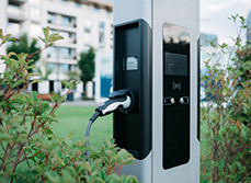 Borne pour véhicule électrique dans un parc - MACSF