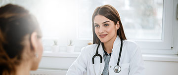 Un médecin femme en consultation avec sa patiente | MACSF
