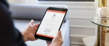 Un médecin consulte le site Synapse MACSF