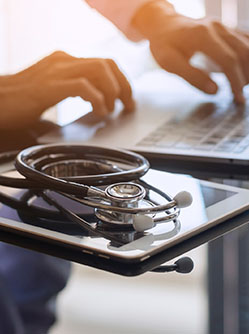 Un médecin transmet des documents par mail - MACSF