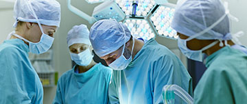 Une équipe médicale en salle de chirurgie - MACSF