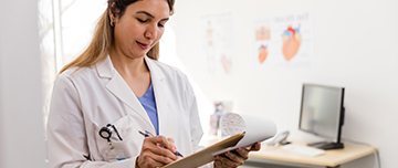 Une cardiologue rédige les conseils médicaux pour le patient - MACSF