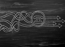 Des lignes téléphoniques emmêlées dessinées sur un tableau noir - MACSF