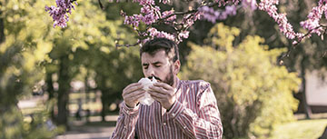 Homme souffrant d'une rhinite allergique - MACSF
