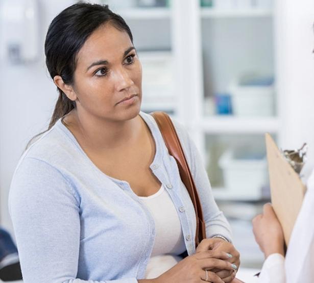 La mère d'un patient discute avec une femme médecin - MACSF