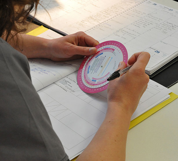 Une sage-femme consulte le calendrier de grossesse - MACSF