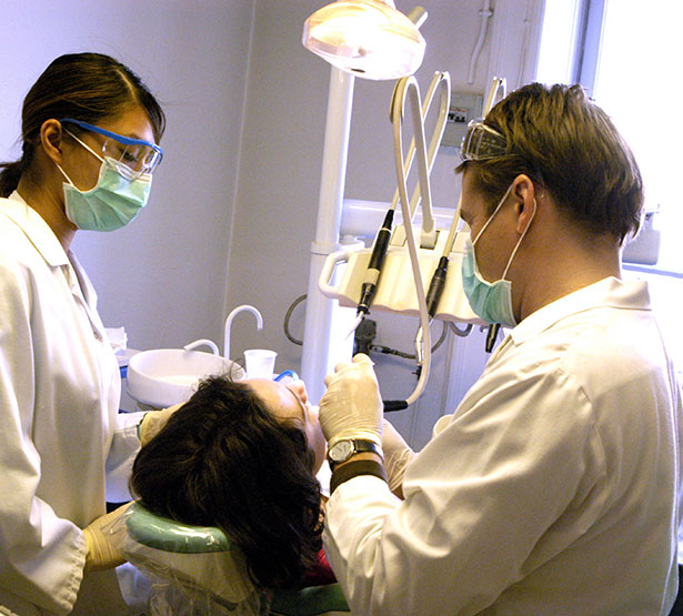 chirurgien-dentiste pratique des soins sur une patiente - MACSF
