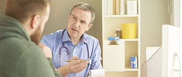 Un médecin explique l'ordonnance au patient -  MACSF