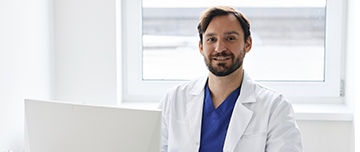 Un médecin à son bureau - MACSF