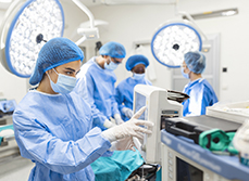 Infirmière consulte l'écran des constantes du patient - MACSF