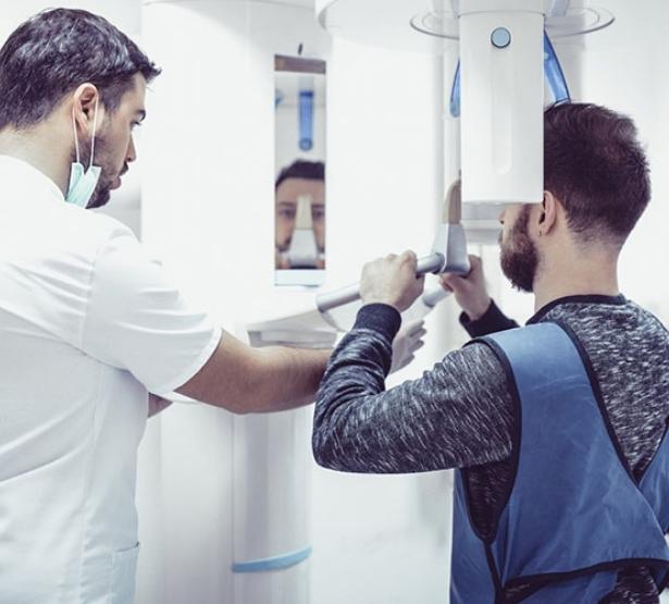 Un dentiste installe son patient pour une radio panoramique | MACSF