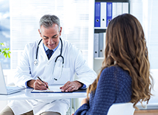 Un médecin prend des notes lors d'une consultation - MACSF