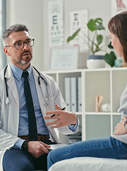 Médecin en consultation avec une patiente - MACSF