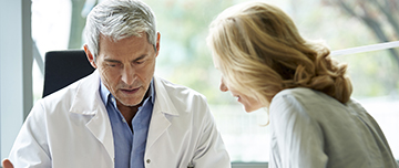Un médecin en consultation avec une patiente - MACSF