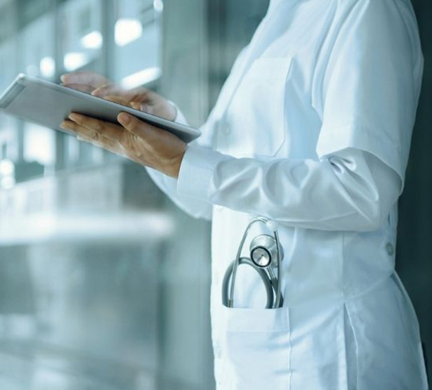 Jeune médecin sur un outil numérique MACSF
