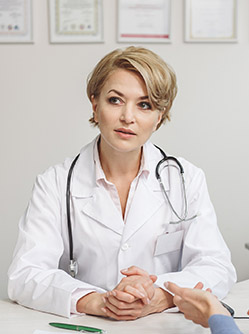 Une femme médecin en consultation - MACSF