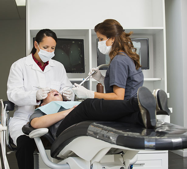 Une femme chirurgien-dentiste pratique des soins avec son assistante - MACSF