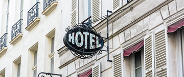 Enseigne d'un hôtel sur la façade d'un immeuble - MACSF