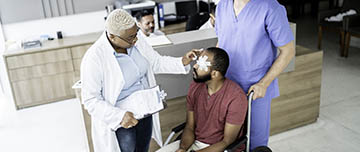 Un patient arrive en consultation pour un problème oculaire - MACSF