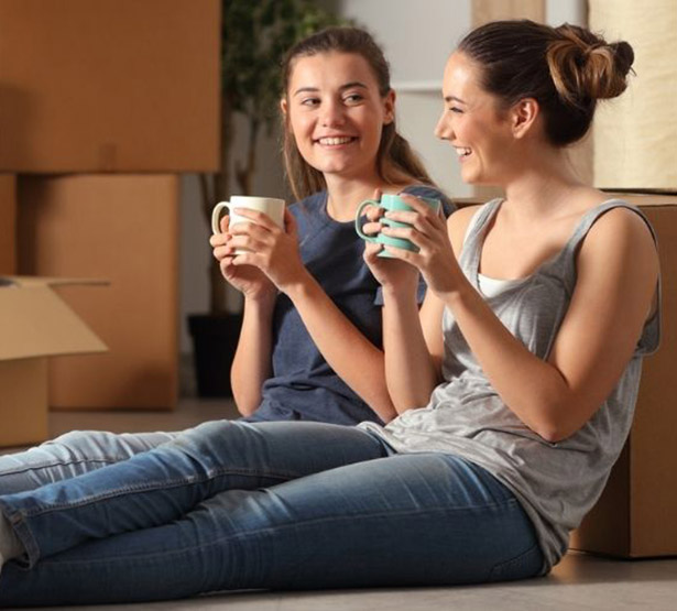 Deux jeunes filles en plein déménagement
