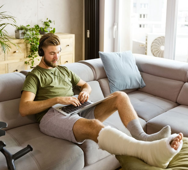 Médecin avec un pied dans le plâtre serein grâce à la prévoyance MACSF