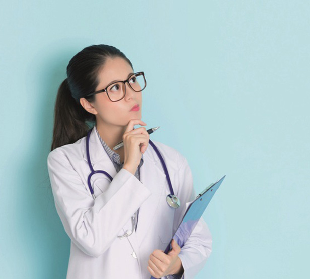 Un médecin se pose des questions.