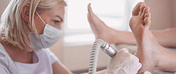 Une pédicure-podologue réalise des soins de pédicurie - MACSF