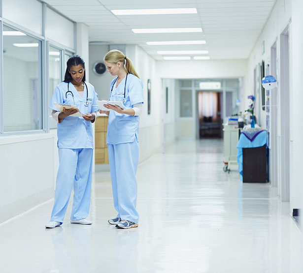 Deux agents hospitaliers discutent du dossier d'un patient - MACSF