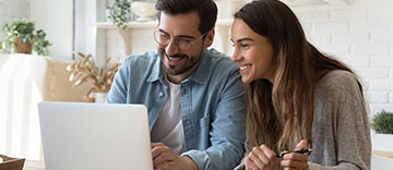 Couple faisant des achats sur Internet