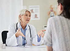 Une femme médecin parle avec sa patiente - MACSF
