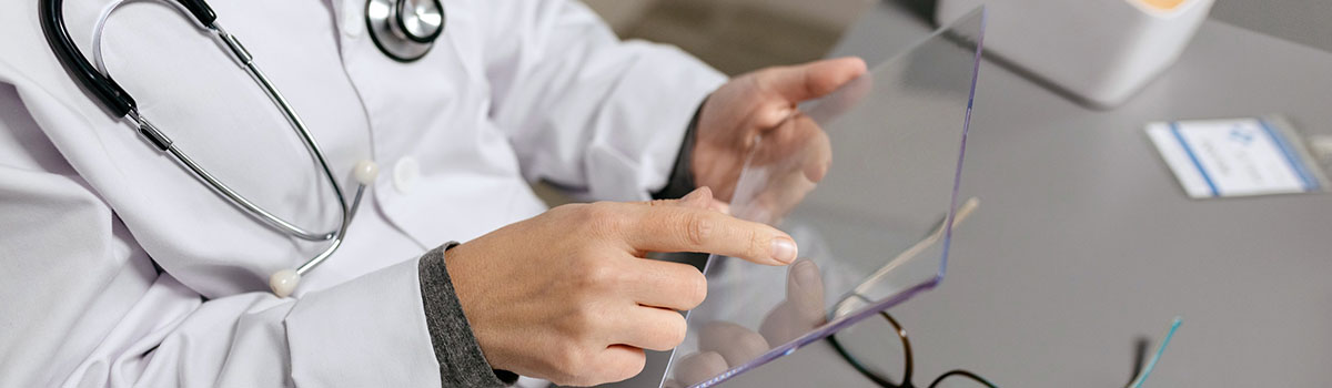 Un médecin utilise une tablette