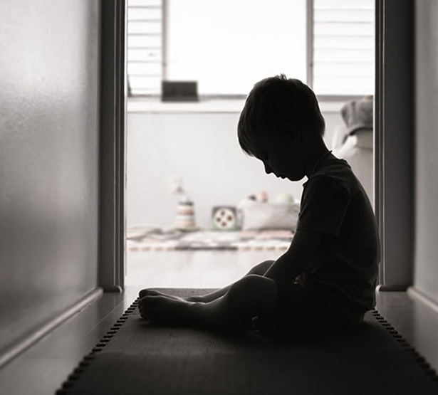 Enfant triste assis dans le couloir de la maison - MACSF