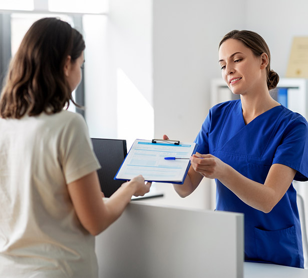 L'assistante présente un document au patient - MACSF