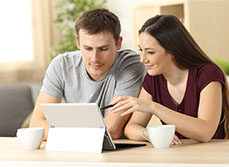 Un couple regarde une tablette | MACSF